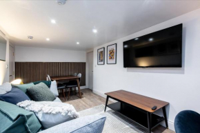2-BR Flat in Nottingham, Ideal for Exploring Local Sights